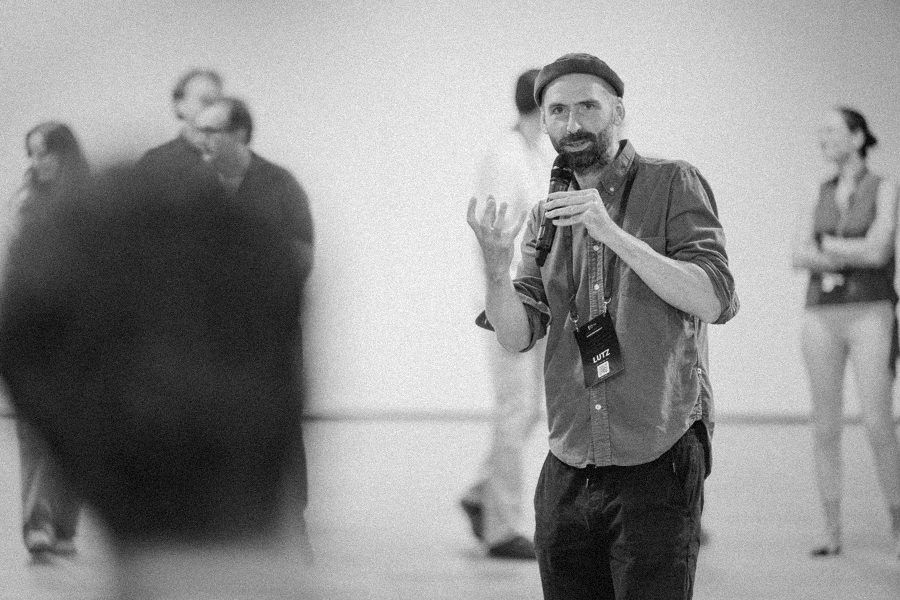 Lutz Woellert spricht in einem Workshop, im Vordergrund unscharf Teilnehmende